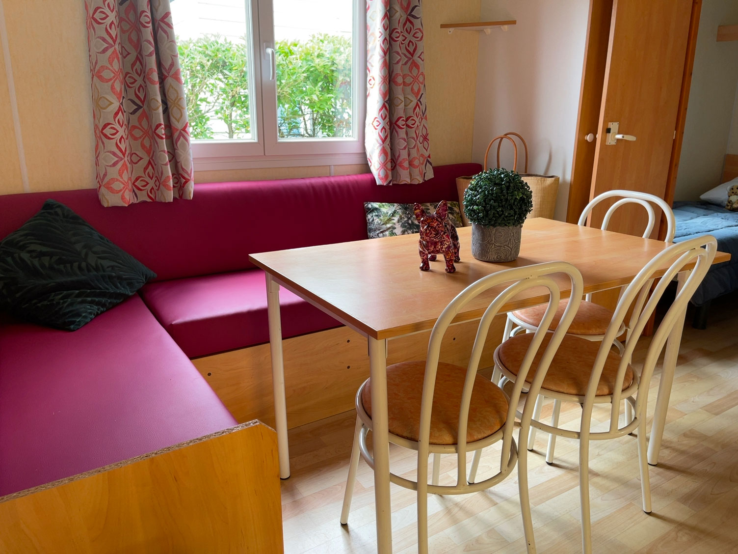 galerie-location-mobil-home-6-8-personnes-evasion-zoom-salon-camping-moricq