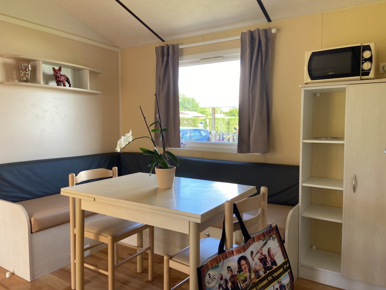 galerie-location-mobil-home-6-8-personnes-evasion-salle-a-manger-camping-moricq