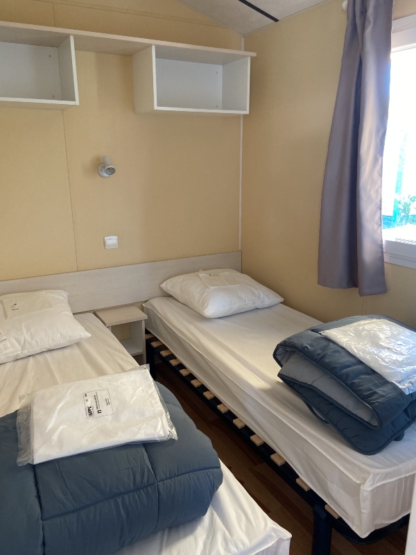 location-mobil-home-6-8-personnes-evasion-chambre-lits-jumeaux-camping-moricq