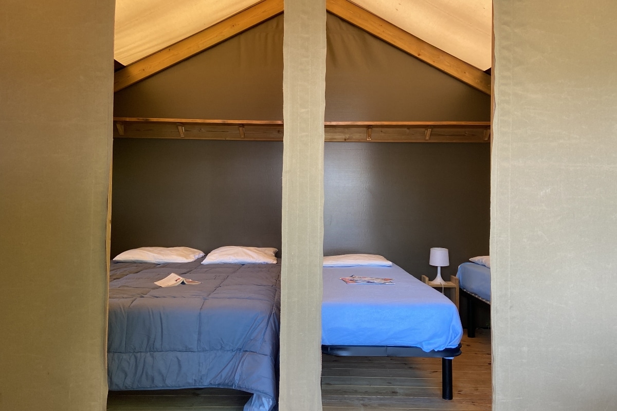 location-tente-lodge-safari-4-personnes-chambres-camping-le-port-de-moricq