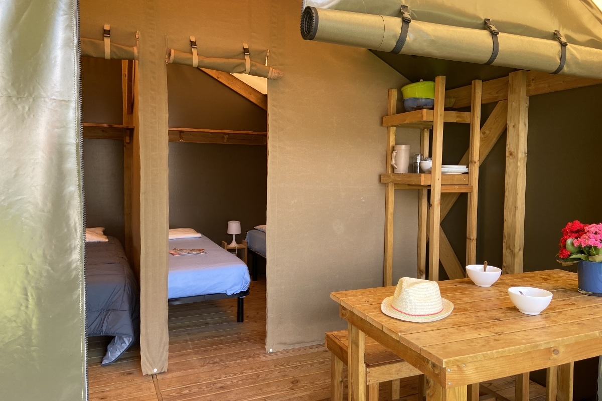 location-tente-lodge-safari-4-personnes-espace-terrasse-camping-le-port-de-moricq