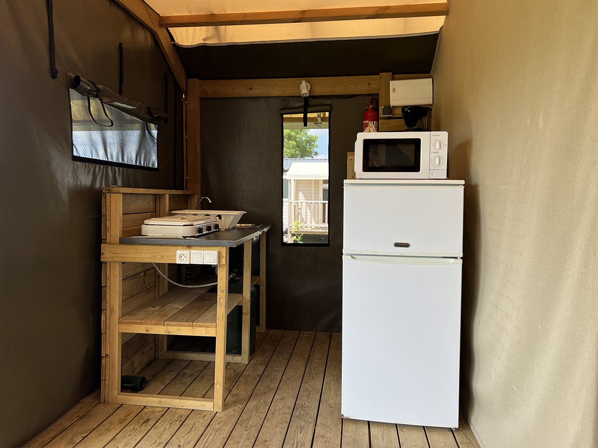 tente-safari-6-personnes-cuisine-camping-le-port-de-moricq