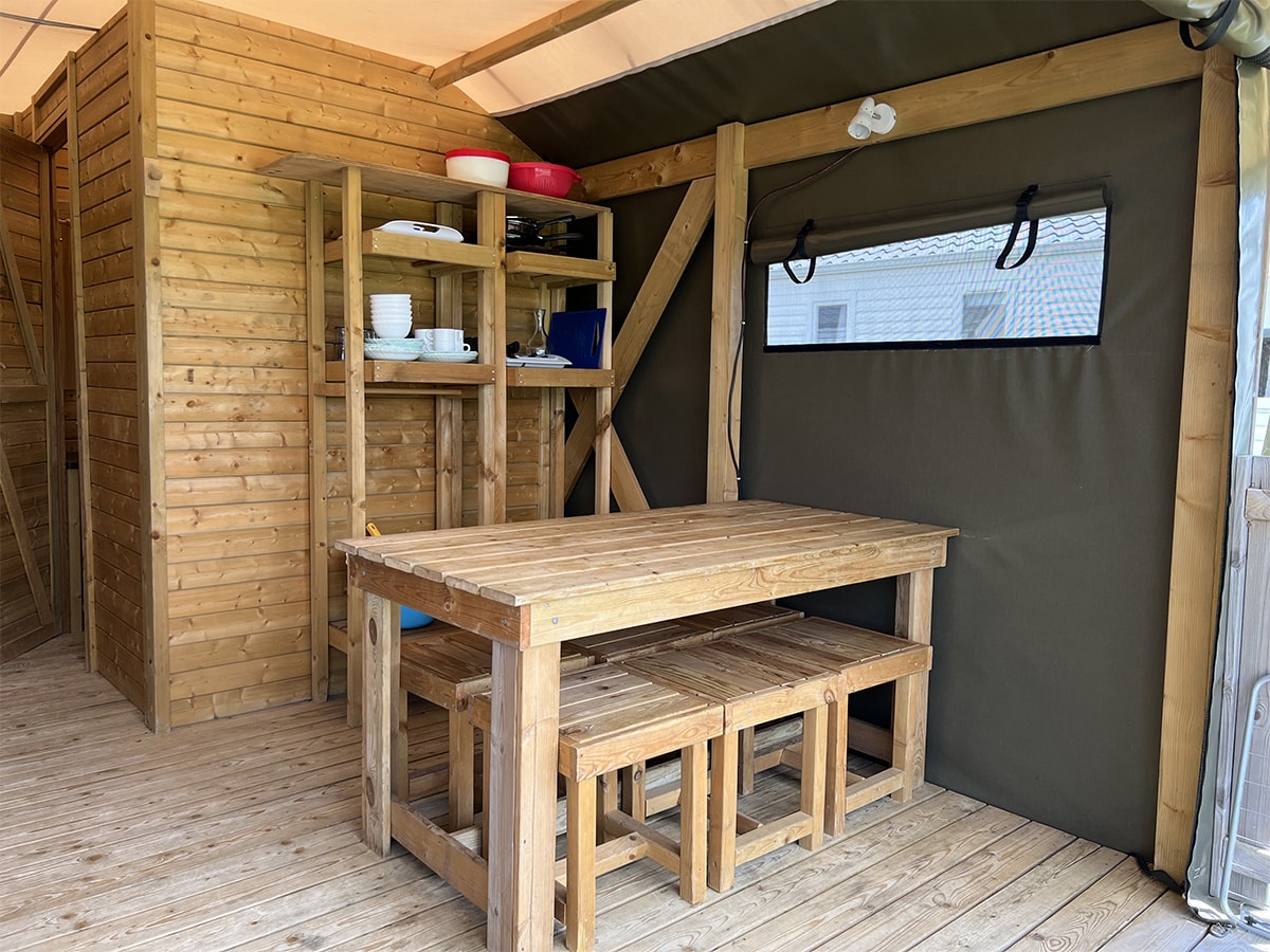 tente-safari-6-personnes-espace-repas-camping-le-port-de-moricq