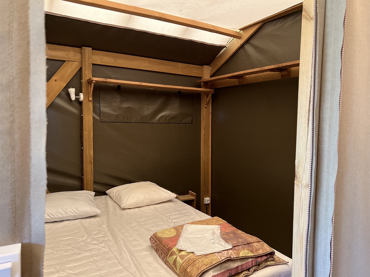 tente-safari-6-personnes-lit-double-camping-le-port-de-moricq