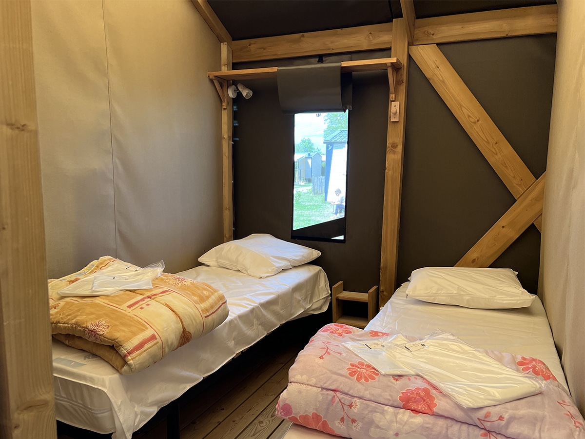 tente-safari-6-personnes-lits-jumeaux-camping-le-port-de-moricq