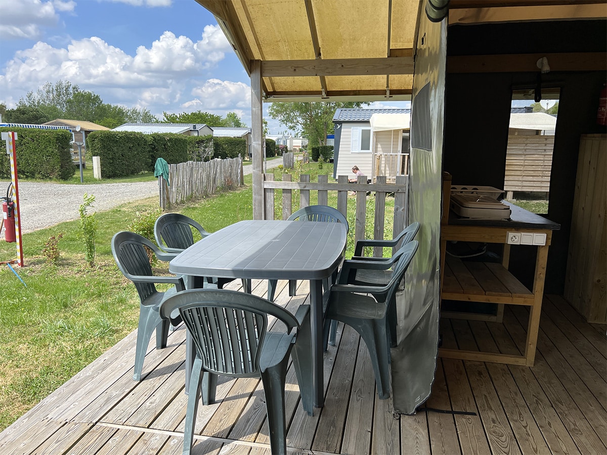 tente-safari-6-personnes-terrasse-camping-le-port-de-moricq