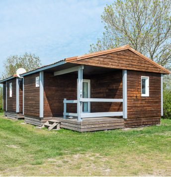 Chalet en bois dans un paysage verdoyant