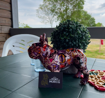 Statue de chien décoratif sur table extérieure.