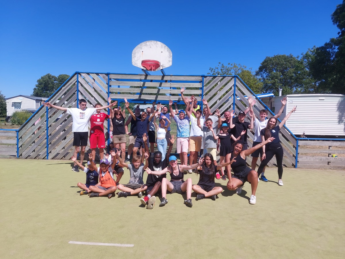 Groupe d'ados et animateurs sur le city stade du camping Le Port de Moricq
