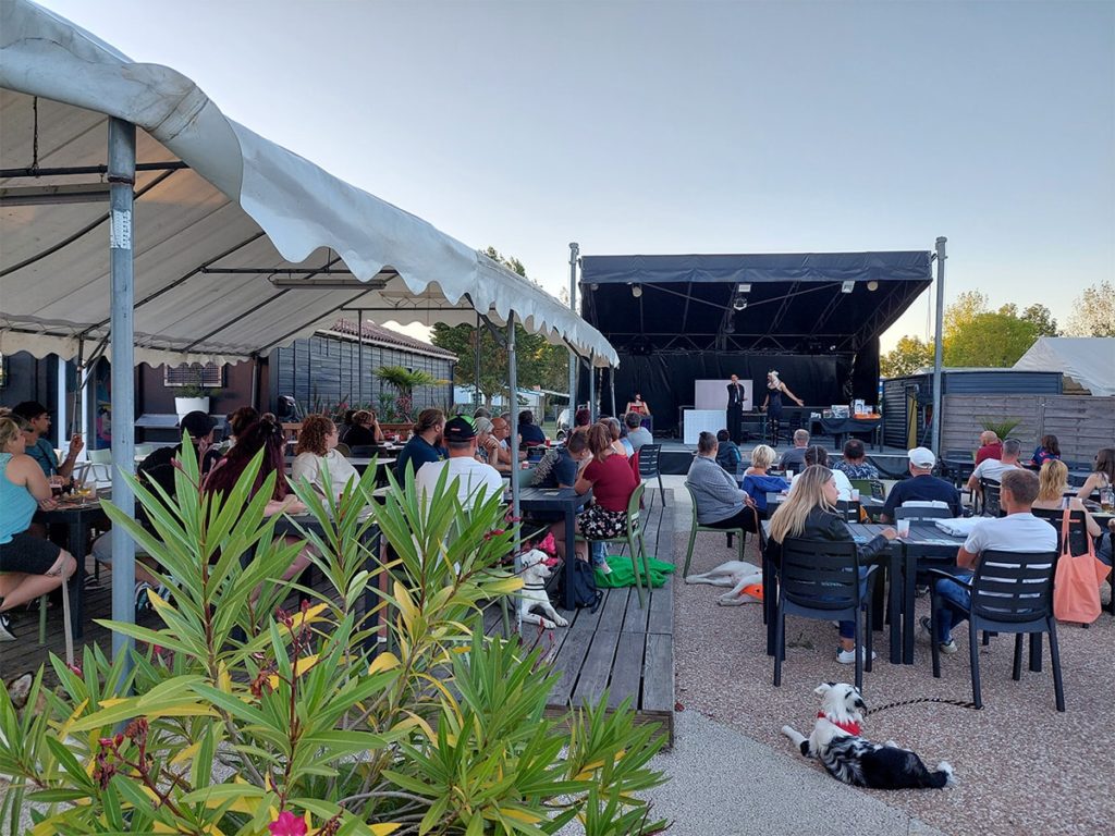 Soirée animée en terrasse au camping Le Port de Moricq