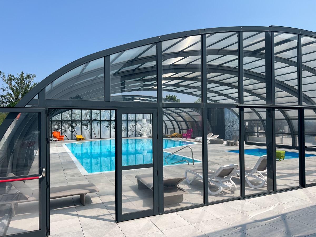 Piscine couverte et chauffée du camping Le Port de Moricq avec transats