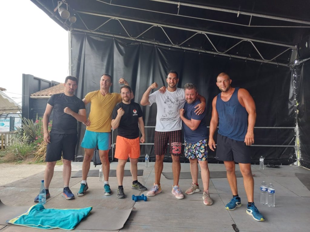 Groupe d'hommes posant sur une scène.