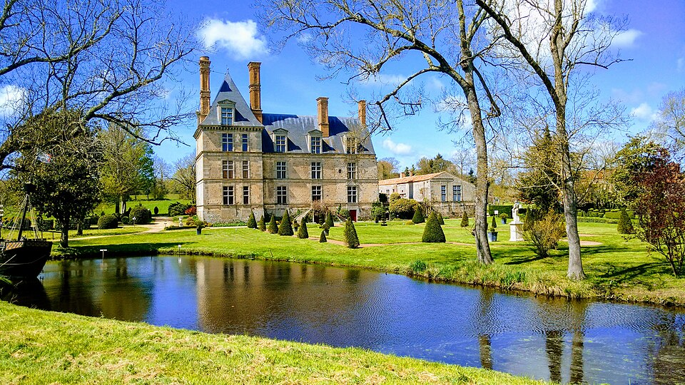 Château historique avec parc et étang pittoresque.