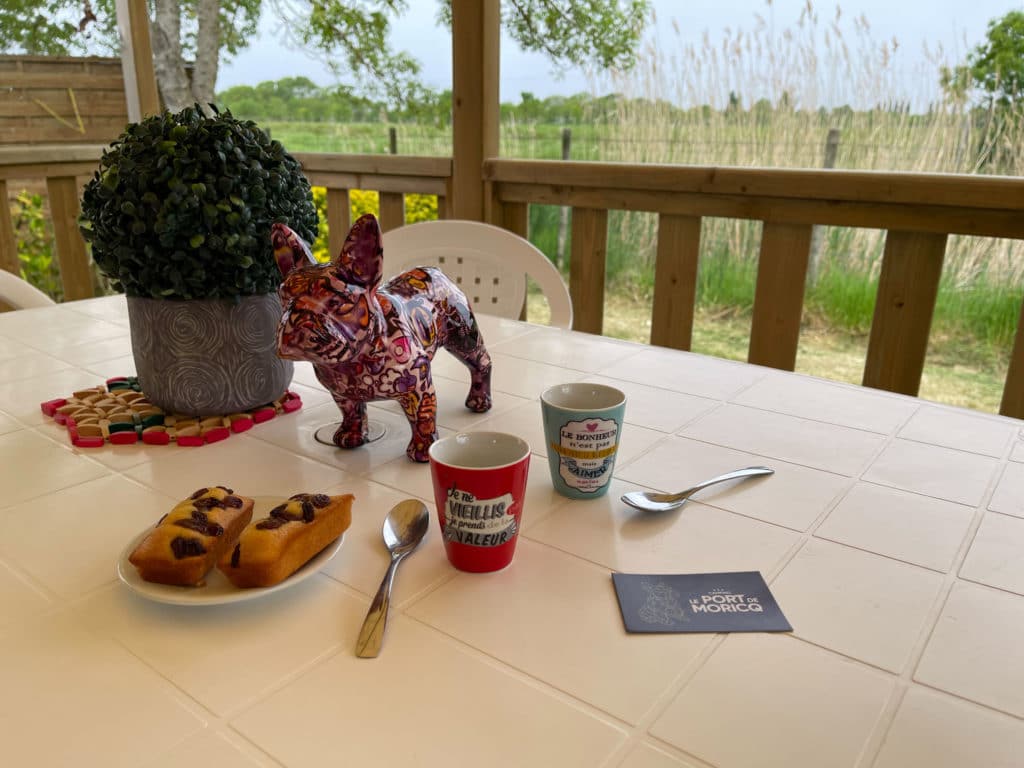 Petit-déjeuner servi en terrasse dans un hébergement du camping Le Port de Moricq