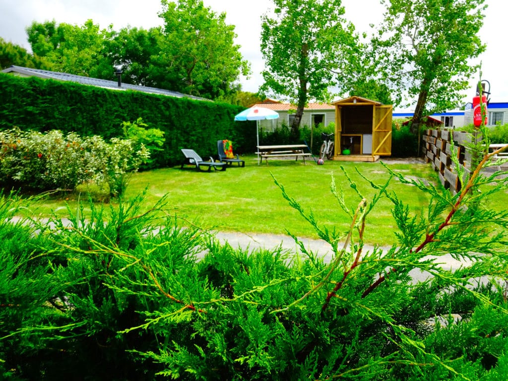 Emplacement de camping engazonné et arboré au camping Le Port de Moricq