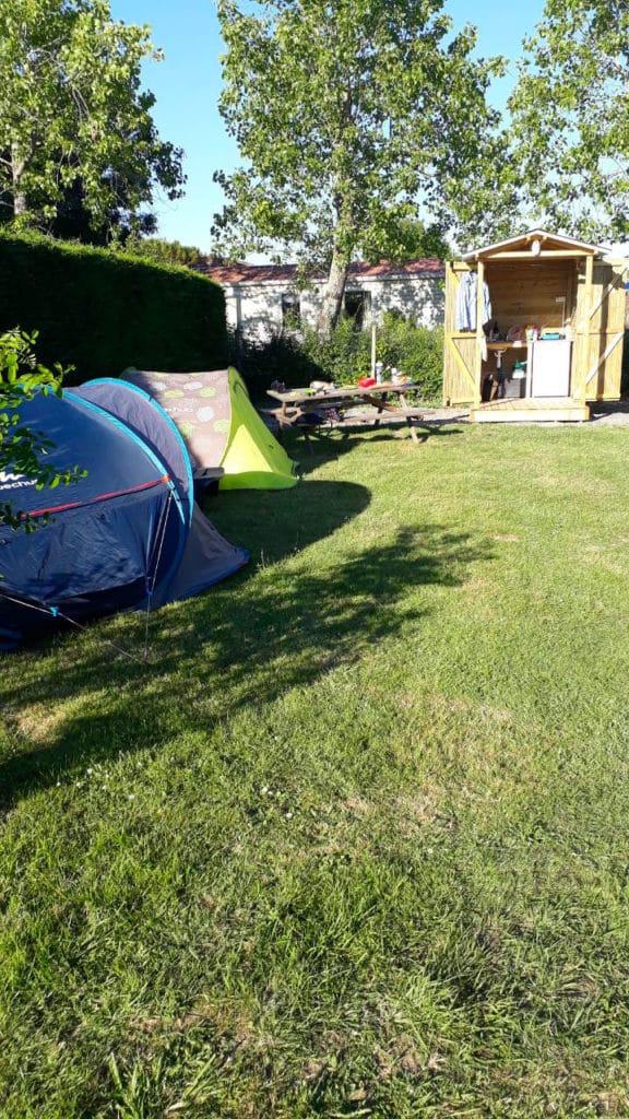 Emplacement de camping pour tentes avec cabanon en bois