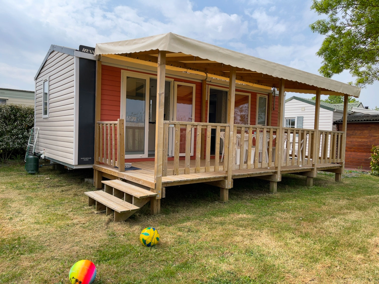 Mobil-home avec grande terrasse couverte en bois et auvent, camping Le Port de Moricq