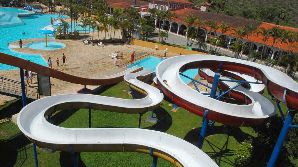 Parc aquatique avec toboggans et piscine extérieure.