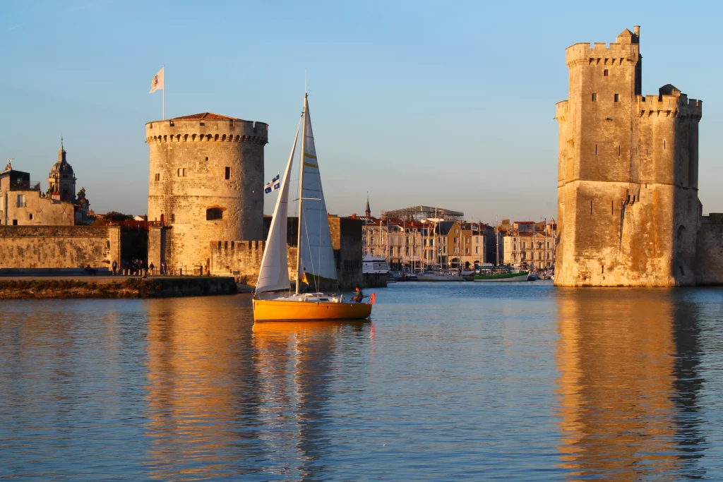Voilier devant les tours de La Rochelle