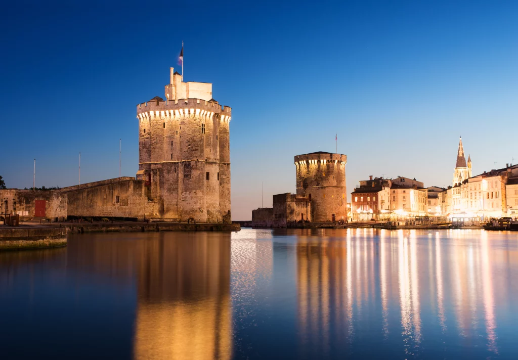Tour en pierre au coucher du soleil, La Rochelle.
