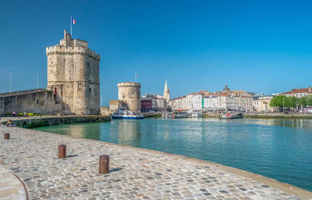 Port de La Rochelle ensoleillé avec tours historiques.