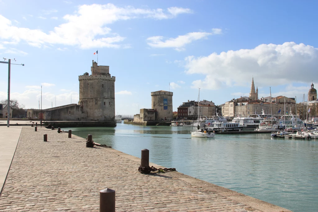 Vue du port de La Rochelle avec tours historiques.
