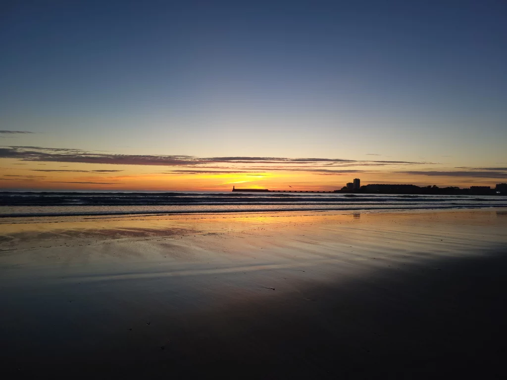 Plage au coucher du soleil paisible