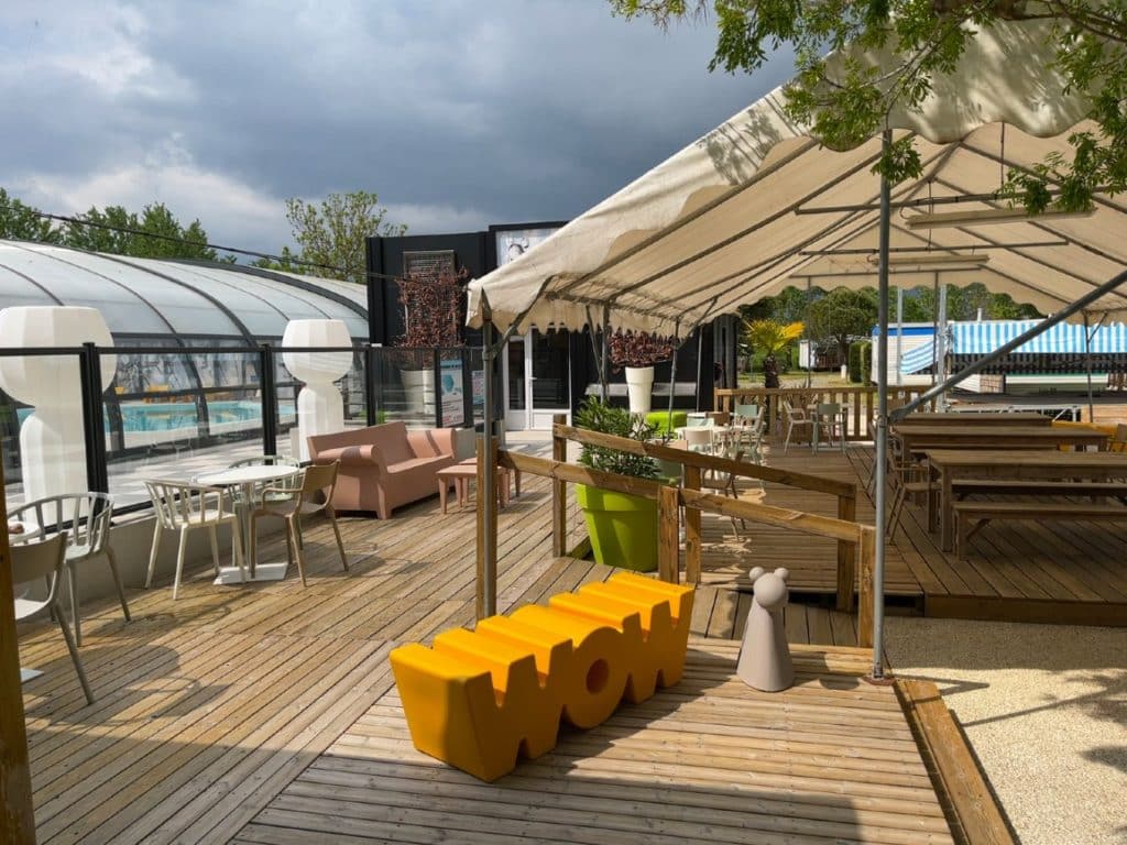 après la piscine, le bar du camping vous accueille pour une pause gourmande