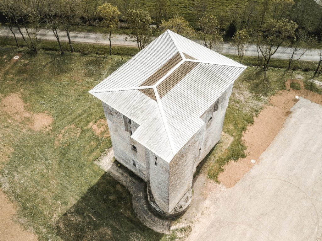 Vue aérienne d'une tour médiévale en pierre.