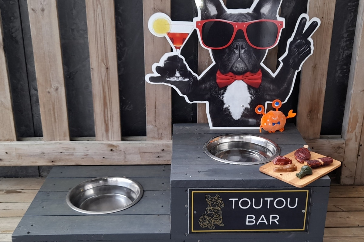 Pour bien s’hydrater, les Toutoubars sont à votre disposition à la réception, au bar, au Toutouparc