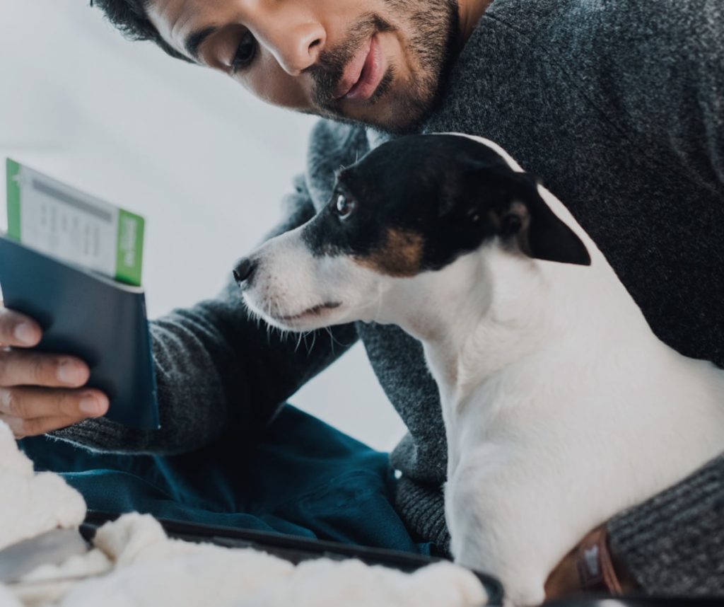 Homme et chien lisant ensemble un livre