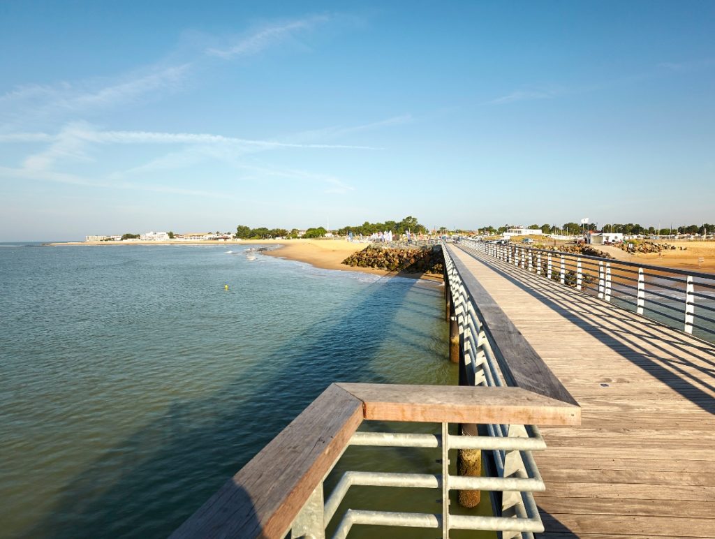 Ponton en bois sur plage ensoleillée