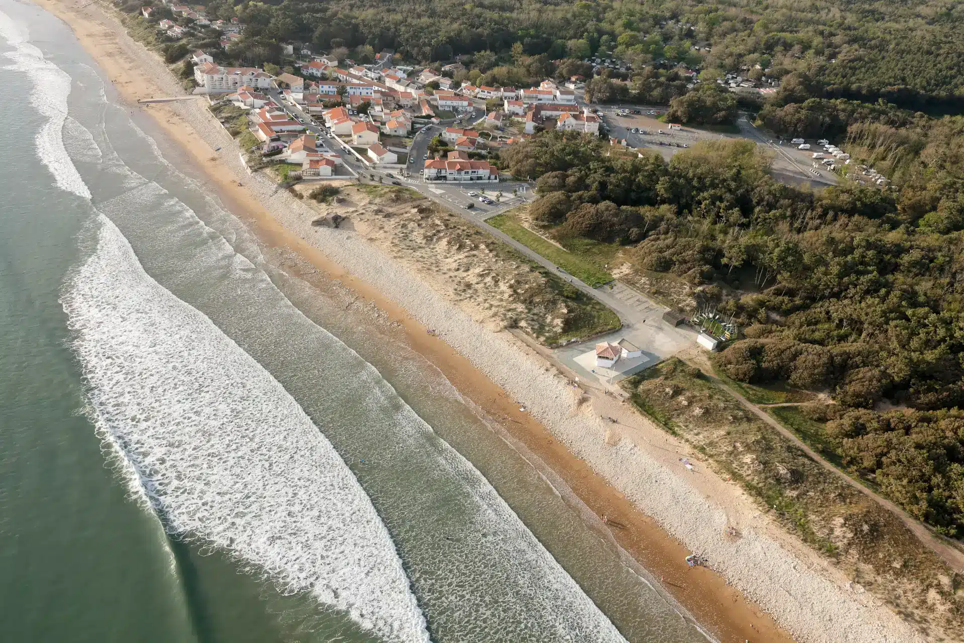 Vue aérienne de la plage et du village de Longeville-sur-Mer, en bordure de forêt