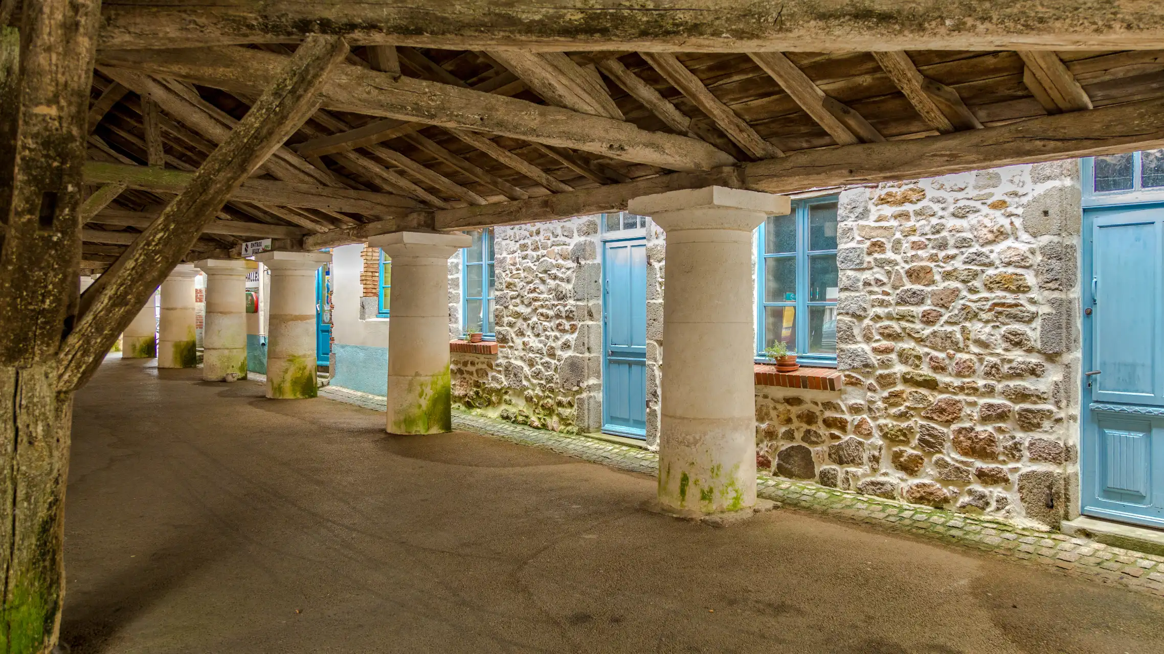 Les Halles de Moutiers-les-Mauxfaits, bâties en 1765, sont l'un des grand attraits du village